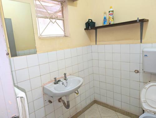 莫希Dans place的一间带水槽和卫生间的浴室