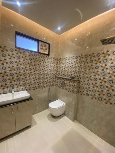 勒克瑙Paradise rooms的一间带卫生间和水槽的浴室
