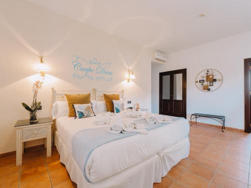塞内斯德拉韦加Hotel Boutique Cerro del Sol的一间卧室配有两张带白色床单的床
