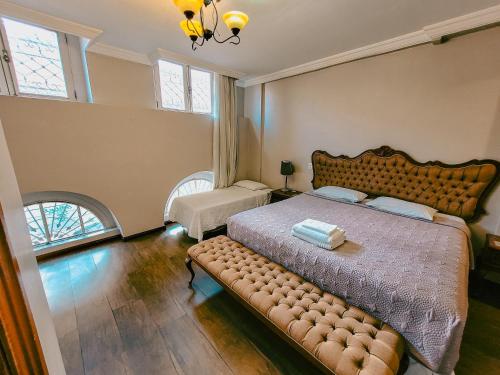 马瑙斯塞林伽酒店的一间卧室配有一张大床,内有长凳