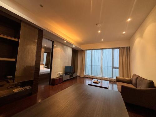 广州广州城市驿站酒店公寓（广交会保利分店）的带沙发和大窗户的客厅