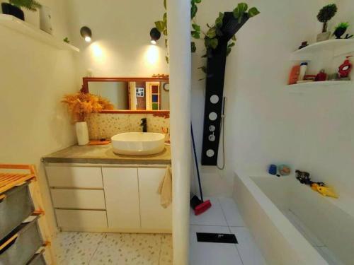 伊察Casa de campo Sol de la Dunas Ica的一间带水槽和浴缸的小浴室