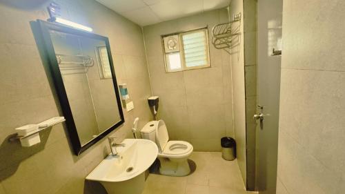 钦奈PHP BOUTIQUE TOWNHOUSE的一间带卫生间、水槽和镜子的浴室
