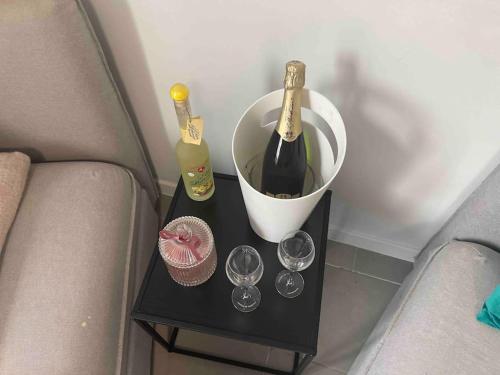 代因泽Appartamento confortevole的一张桌子,上面放有两瓶葡萄酒和眼镜