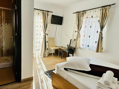 莫伊西德约斯Elitegasthaus Moieciu A的一间卧室配有一张床,浴室设有淋浴。