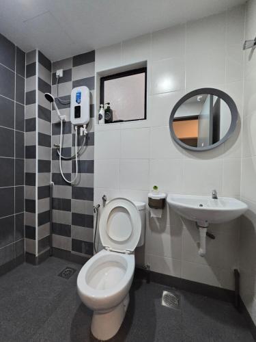 Kampong PinjiManhattan Condominium - Jalan Pasir Puteh - Ipoh的一间带卫生间、水槽和镜子的浴室