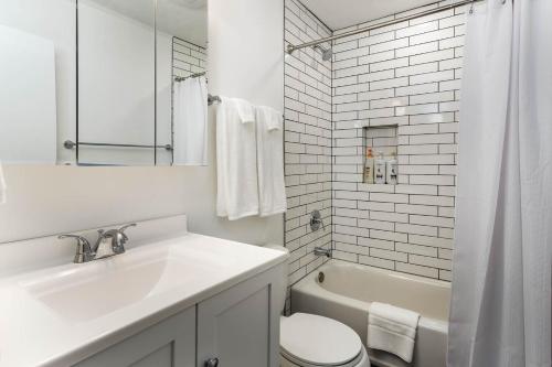 亨德森维尔Hendo Hideaway Unit B 2bed,1 bath的白色的浴室设有水槽和卫生间。