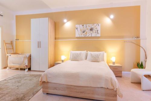 圣安蒂奥科Montellino's Suite Oro的一间卧室配有一张大床和一张沙发