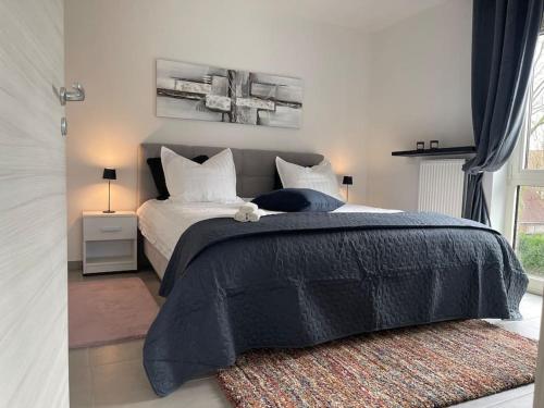 蒂尔特Appartamento ideal的一间卧室配有一张带黑色棉被的床