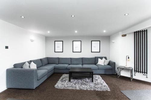 巴克斯顿Garden Apartment - Close to Town Centre - sleeps 6的客厅配有灰色的沙发和桌子