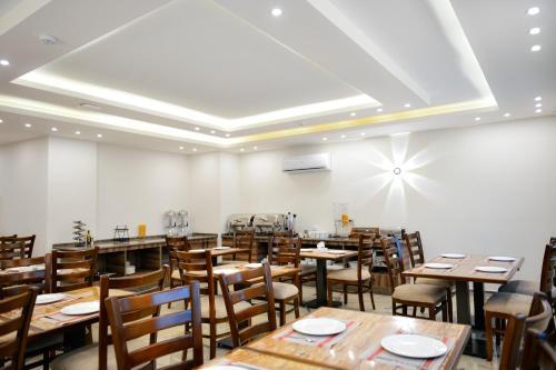 瓦迪穆萨Petra Premium Hotel的用餐室配有木桌和椅子