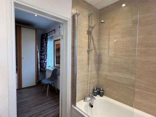 伦敦3 Bed luxury house, 10 min walk to underground的带淋浴和浴缸的浴室