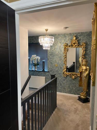 普雷斯顿Stunning 2 bedroom apartment的楼梯,带镜子和吊灯