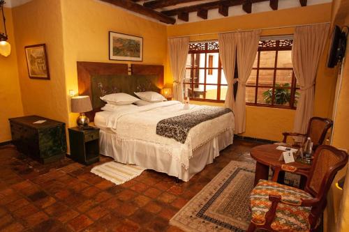 莱瓦镇圣安东尼奥拉波萨达酒店的卧室配有1张床、1张桌子和1把椅子