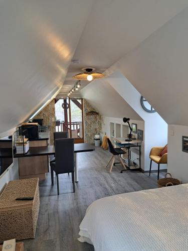 Saint-Quentin-Lamotte-Croix-au-BaillyO loft des Croisiens的一间卧室配有一张床和一张书桌
