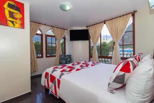 巴尼奥斯Hotel Elvita Spa的一间卧室设有一张床和一个阳台