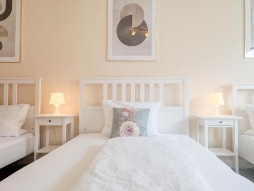 希尔德斯海姆Apartment am Dammtor的一间卧室配有一张带两盏灯的大型白色床。