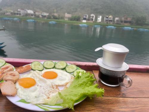 峰牙Cornflower Homestay PHONG NHA的鸡蛋和蔬菜,咖啡