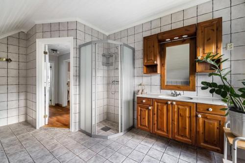 希恩Sentrumsnær enebolig med 4 soverom的带淋浴、盥洗盆和镜子的浴室