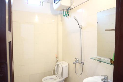 萨帕May Nui Sa Pa Hostel的一间带卫生间和淋浴的浴室