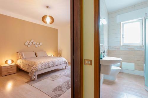 圣安蒂奥科Montellinos Suite Tortora的一间卧室配有一张床,浴室设有水槽