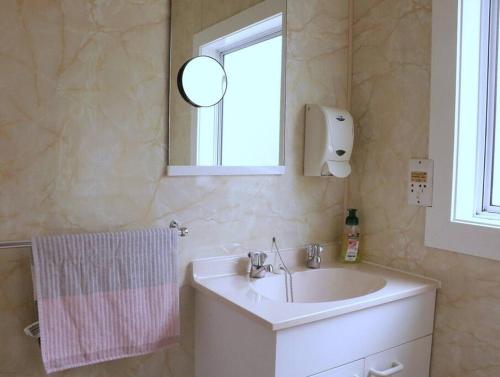 PoharaPohara's Seaside Chalet的一间带水槽和镜子的浴室