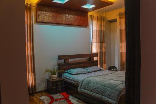 帕坦Suku family house.的一间卧室配有一张床和一面大镜子