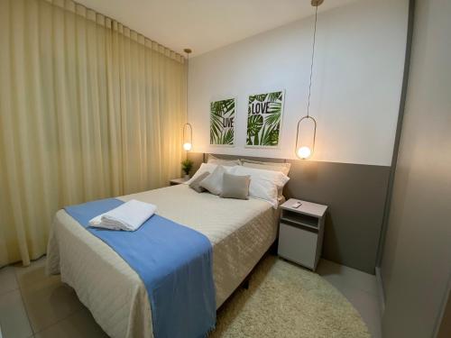 库亚巴Casa em condomínio fechado的一间卧室配有一张带蓝色毯子的床