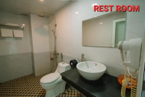 Giáp Vinh YênSAMMY Hotel - Khách sạn SAMMY的一间带水槽、卫生间和镜子的浴室
