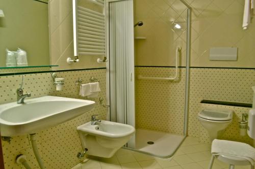 圣乔瓦尼·罗通多巴耶罗萨酒店的一间带水槽、卫生间和淋浴的浴室