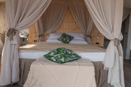贝拉吉奥Luxury Lodge的一间卧室配有一张带窗帘的大床