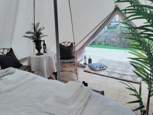 斯塔德Luxury Tent with Restroom and shower, close to the Beach的一间设有一张床的房间和一个带窗户的帐篷