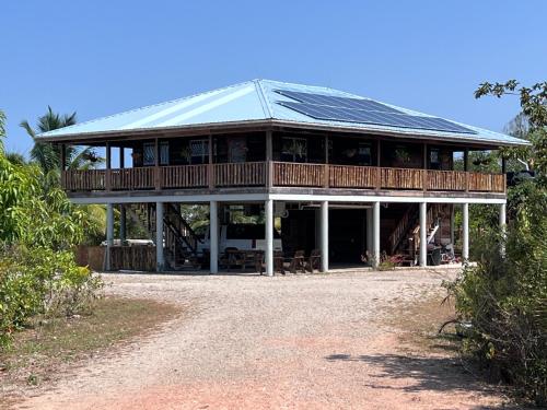 Gales PointLast Frontiers的土路上有太阳能屋顶的房子