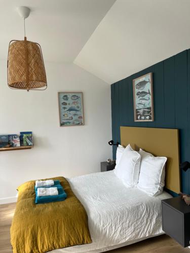 朗波普卢阿尔泽Penty de Mézareun的一间卧室配有一张蓝色墙床