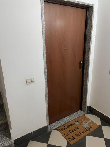 布拉恰诺La Corte del Principe的地板上带迎宾垫的棕色门