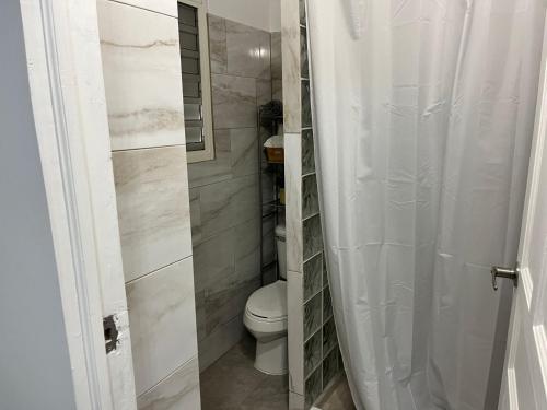 KoolbaaiJ-m house 2的一间带卫生间和淋浴的浴室