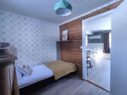 MefjordværNorwegian house Maria Stua的一间小卧室,配有一张床和镜子
