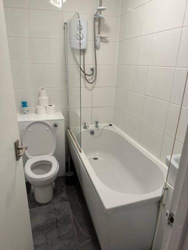 BelvedereLovely Modern One bedroom Flat close to station的白色的浴室设有卫生间和浴缸。