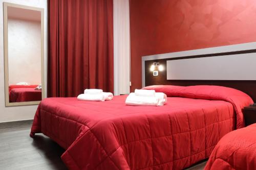 法莱尔纳天堂酒店的红色卧室设有两张红色墙壁床