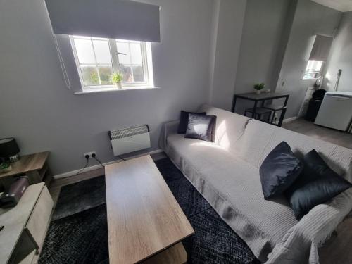 KentOne Bedroom flat sittingbourne的客厅配有白色沙发和窗户