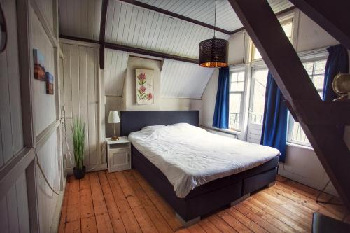 WolphaartsdijkHuize Adriana的一间设有床铺的卧室,位于带窗户的房间内