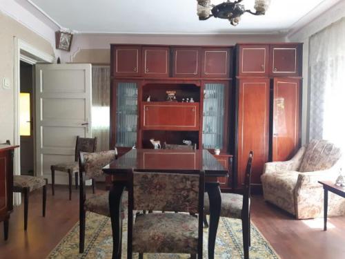 雅西Vila Codrin的客厅配有桌椅和沙发