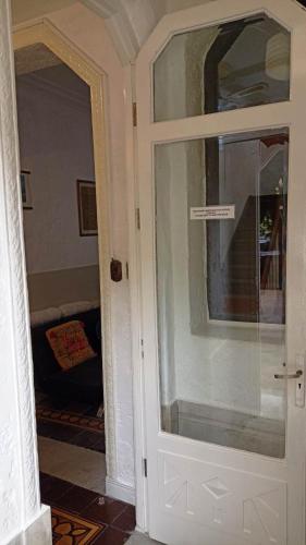 蒙得维的亚Casa Triada的房门,房间装有玻璃窗
