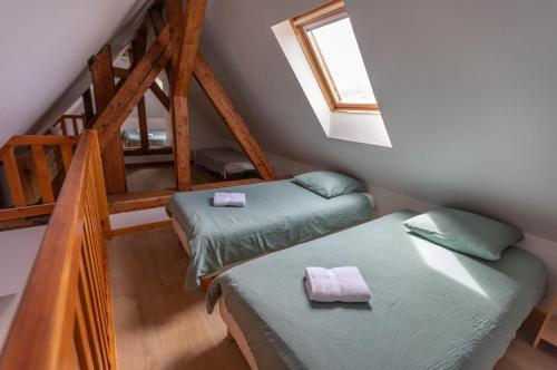 ScherwillerAux Cerfs des Vignes - Groupe的带2张单人床的阁楼客房