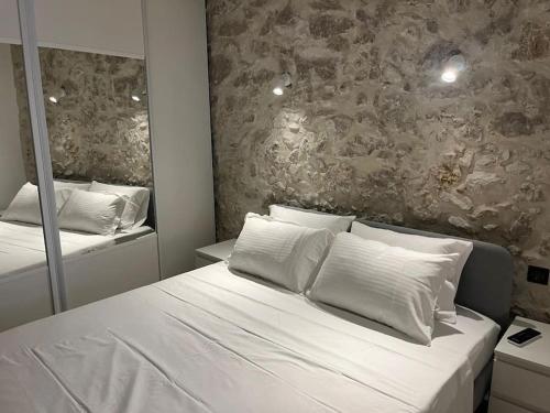 昂蒂布MORINGA - New unit for 2 AC close to beach的卧室配有白色的床和镜子