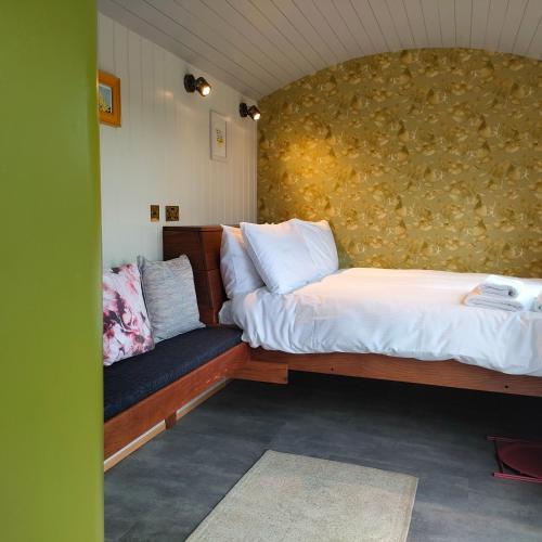 特拉利DANÚ Shepherd's Hut的一间设有两张床和一张沙发的房间