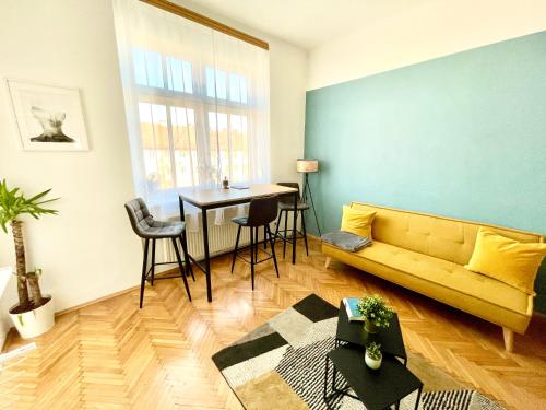 格拉茨StayHere City Apartment 36 - contactless Self-Check-IN的客厅配有黄色的沙发和桌子