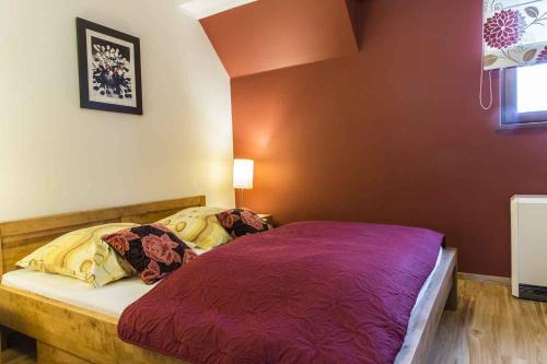 考斯赛力克Apartament Giewont的一间卧室配有一张带紫色棉被的床