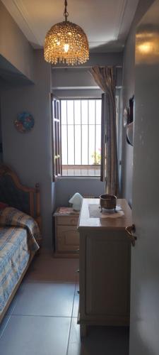 圣米格尔·德·图库玛Los nietos alojamiento céntrico的客房设有带桌子和窗户的厨房