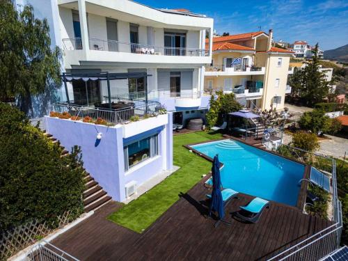 DhráfiReunion in Greece Villa的享有带游泳池的房屋的空中景致